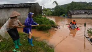 Bão số 4 có xu hướng đi ra xa đất liền Việt Nam, trong khi mưa lớn vẫn gây ngập tại một số khu vực.