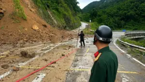 Thanh Hóa khẩn trương khắc phục nhiều tuyến quốc lộ sạt lở do mưa lớn, đồng thời triển khai các biện pháp bảo đảm giao thông an toàn.