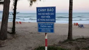 Kịp thời cứu 5 học sinh rơi vào rãnh sâu khi tắm biển Mỹ Khê, lực lượng chức năng khuyến cáo du khách tuân thủ biển cảnh báo.
