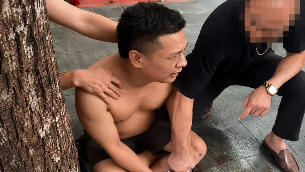 Nghi phạm ma túy chống trả lực lượng công an bằng ổ khóa nhưng vẫn bị khống chế. Diễn biến vụ việc và tinh thần dũng cảm của cán bộ làm nhiệm vụ.