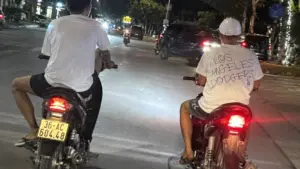 Từ clip người dân cung cấp, 2 thanh niên bị phát hiện nhiều lỗi vi phạm giao thông và bị đề nghị xử phạt tổng cộng 21,5 triệu đồng.