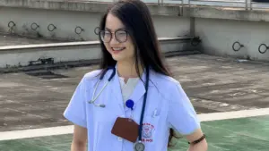 Nữ sinh chuyên Toán Minh Hiền vừa đủ điểm đỗ Y Hà Nội, 6 năm sau trở thành thủ khoa đầu ra năm 2026.
