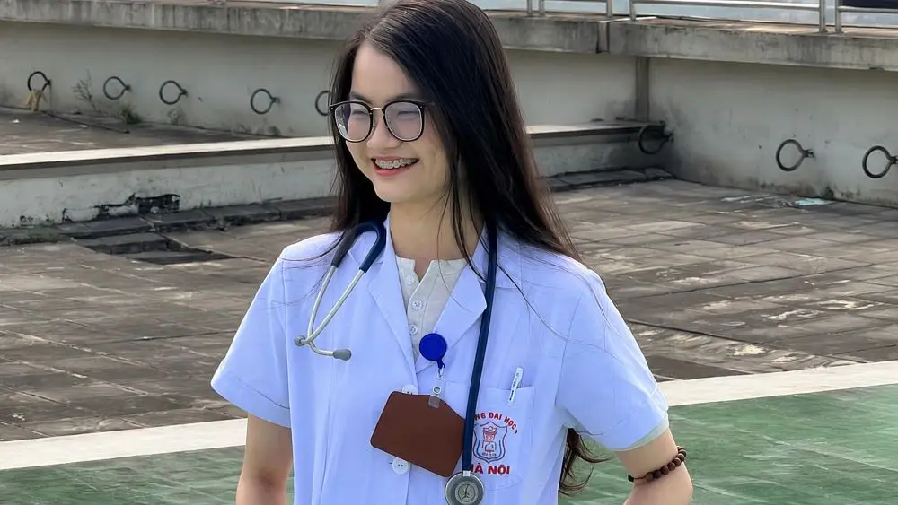 Nữ sinh chuyên Toán Minh Hiền vừa đủ điểm đỗ Y Hà Nội, 6 năm sau trở thành thủ khoa đầu ra năm 2026.