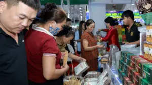 Đặc sản Thanh Hóa ghi điểm tại hội chợ miền Trung - Tây Nguyên, khi trà, nước mắm, nấm và sản phẩm chế biến sâu thu hút khách hàng.