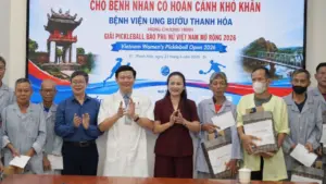 Báo Phụ nữ Việt Nam trao 50 suất quà cho bệnh nhân ung thư hoàn cảnh khó khăn, góp phần động viên người bệnh tại Thanh Hóa.