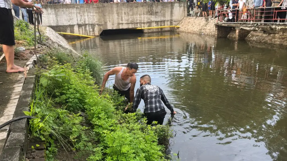 Nam công nhân ở Hải Phòng gặp nạn trên đường đi làm về và được phát hiện tử vong dưới mương nước. Vụ việc đang được cơ quan chức năng làm rõ.