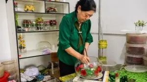 Khởi nghiệp ở tuổi 50, người phụ nữ nông thôn thu nhập tỷ đồng mỗi năm nhờ mô hình hoa bất tử.