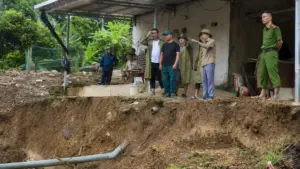 Mưa lớn gây sạt lở nghiêm trọng tại Thanh Hóa, nhiều hộ dân đối mặt nguy cơ mất an toàn, 17 hộ được di dời khẩn cấp.