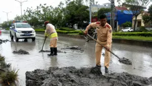 Tài xế chở đất làm rơi vãi trên tỉnh lộ 510 bị lập biên bản, lực lượng chức năng nhanh chóng khắc phục để bảo đảm an toàn giao thông.