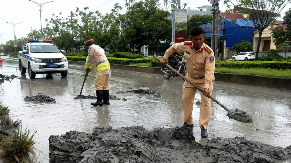 Tài xế chở đất làm rơi vãi trên tỉnh lộ 510 bị lập biên bản, lực lượng chức năng nhanh chóng khắc phục để bảo đảm an toàn giao thông.