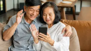 Sau tuổi 60, muốn tuổi già viên mãn và con cái hiếu thuận, cha mẹ cần giữ sự độc lập, tôn trọng và khoảng cách phù hợp.