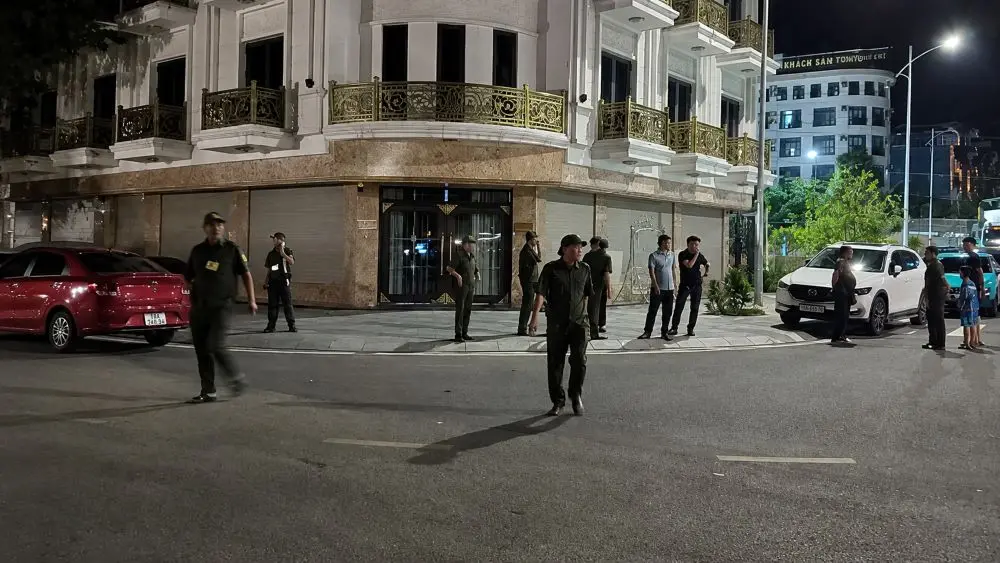 Lực lượng công an và kiểm sát viên xuất hiện tại nhà Hải Sapa TV ở Lào Cai, thu hút sự chú ý của nhiều người dân. Xem diễn biến mới nhất.