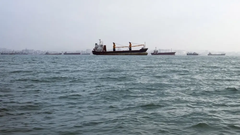 Xuất khẩu dầu của Iran giảm mạnh khi lệnh phong tỏa hàng hải của Mỹ khiến nhiều tàu chở dầu mắc kẹt tại Vịnh Ba Tư và Vịnh Oman.