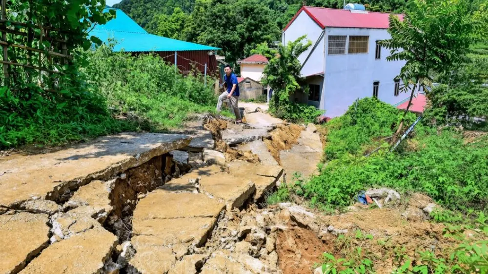 Mưa lớn kéo dài gây sạt lở tại Thanh Hóa, 129 hộ dân được sơ tán khẩn cấp đến nơi an toàn. Xem diễn biến mới nhất.