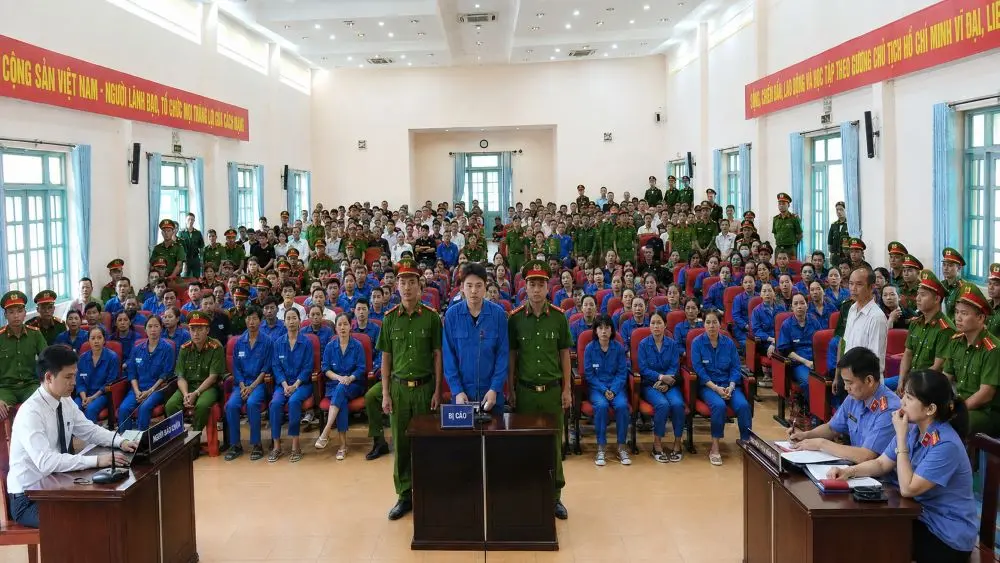 VKSND TPHCM đề nghị tử hình 9 bị cáo trong chuyên án VN10. Diễn biến mới nhất tại phiên xét xử đại án ma túy xuyên quốc gia.