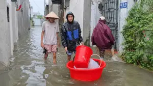 Mưa lớn gây ngập sâu tại khối phố Thành Yên, Thanh Hóa, người dân phải lội nước về nhà, nhiều hộ bị ảnh hưởng.