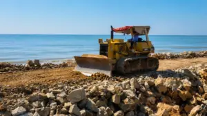 Đẩy nhanh tiến độ gia cố kè biển Hải Tiến trước mùa mưa bão, công nhân và kỹ sư tăng tốc thi công để bảo vệ bờ biển.
