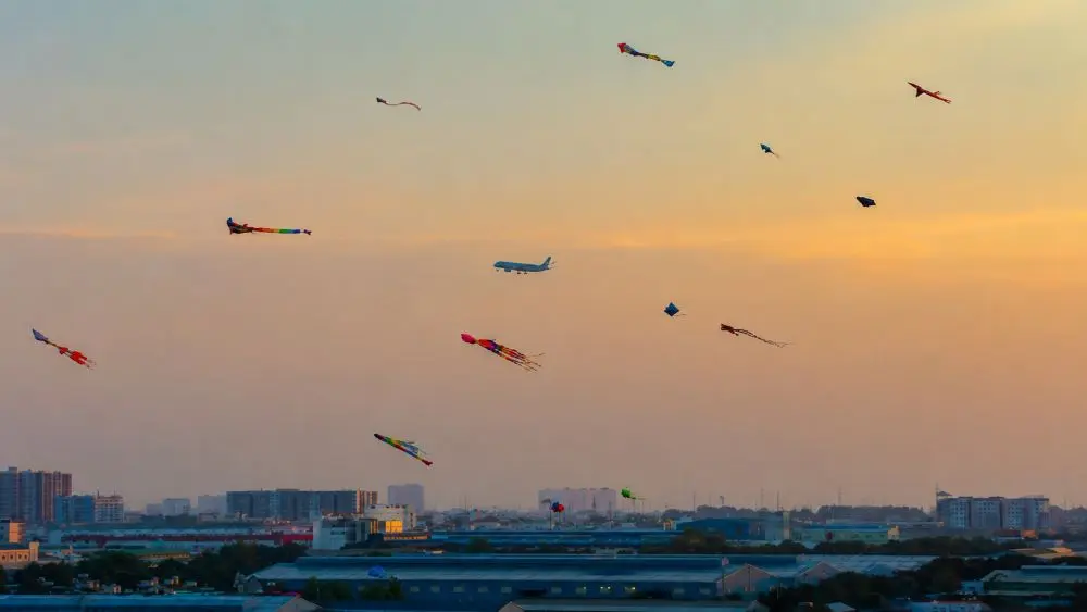 Tân Sơn Nhất đối mặt nguy cơ từ UAV, diều khi khu vực lân cận có nhiều bãi đất trống, gần đường cất cánh của máy bay.