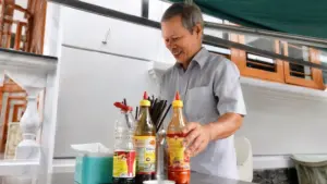 Quán hủ tiếu 30.000 đồng trong biệt thự ở TPHCM tạm nghỉ vì lượng khách tăng mạnh, gia đình ông Liêm cần sắp xếp lại việc phục vụ.