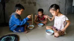 Mẹ khờ nuôi 5 con trong cảnh thiếu thốn ở Hà Tĩnh, nhiều bữa các con chỉ có cháo và mì tôm, năm học mới đứng trước nguy cơ dang dở.