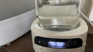 Uống một cốc nước nóng khi thức dậy giúp kích hoạt tiêu hóa, bù nước và tăng cường trao đổi chất. Khám phá lợi ích sức khỏe ngay