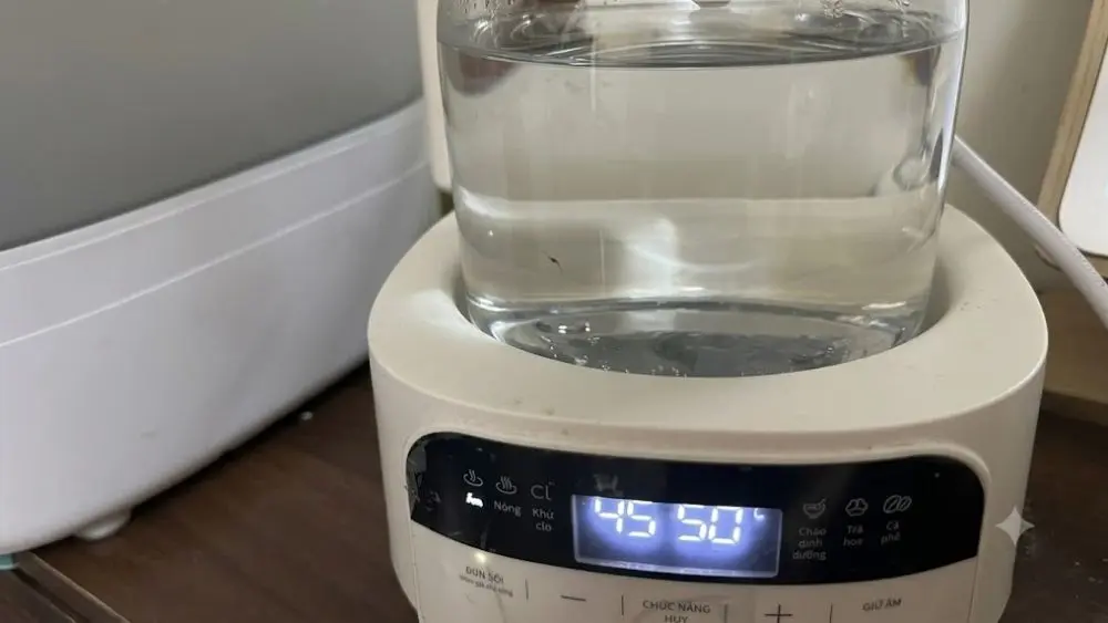 Uống một cốc nước nóng khi thức dậy giúp kích hoạt tiêu hóa, bù nước và tăng cường trao đổi chất. Khám phá lợi ích sức khỏe ngay