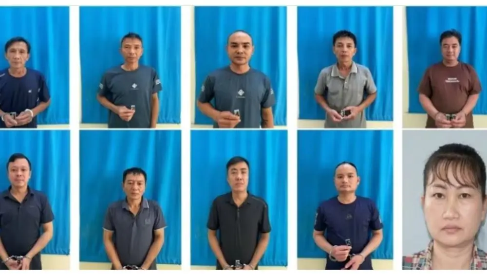 Nhóm người bị bắt khi chơi bài ăn tiền trong căn nhà 2 tầng, cơ quan chức năng phát hiện và xử lý vụ đánh bạc.