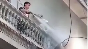 Khởi tố người đàn ông xịt nước vào thợ xây nhà sát vách, vụ việc gây chú ý và đang được cơ quan chức năng xử lý theo quy định.