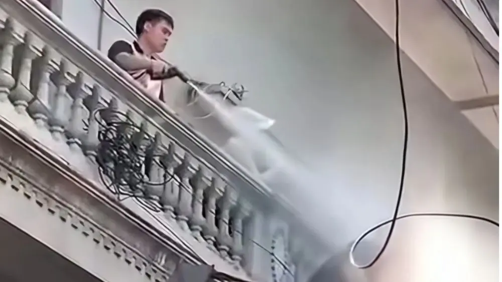 Khởi tố người đàn ông xịt nước vào thợ xây nhà sát vách, vụ việc gây chú ý và đang được cơ quan chức năng xử lý theo quy định.