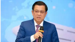 Cựu thứ trưởng Nguyễn Bá Hoan ra tòa trong vụ bị cáo buộc “vòi” doanh nghiệp 31 tỷ đồng, thu hút sự chú ý tại phiên xét xử.