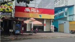 Bảo vệ ngân hàng dùng dây xích đánh đồng nghiệp nhập viện vì đến thay ca trễ, vụ việc xảy ra tại một chi nhánh ở Vĩnh Long.