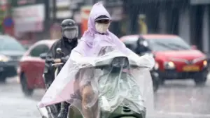Miền Bắc mưa dông diện rộng trước khi bất ngờ tăng nhiệt đón nắng nóng. Xem dự báo chi tiết thời tiết mới nhất tại đây!