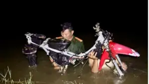 Vụ 5 đối tượng chặn đường, chém người cướp xe máy lúc nửa đêm gây chú ý, công an thu hồi tang vật liên quan.