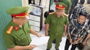 Bắt khẩn cấp nhóm đối tượng dùng còng số 8 khống chế người, ép viết giấy nợ, cơ quan công an đang điều tra vụ việc.