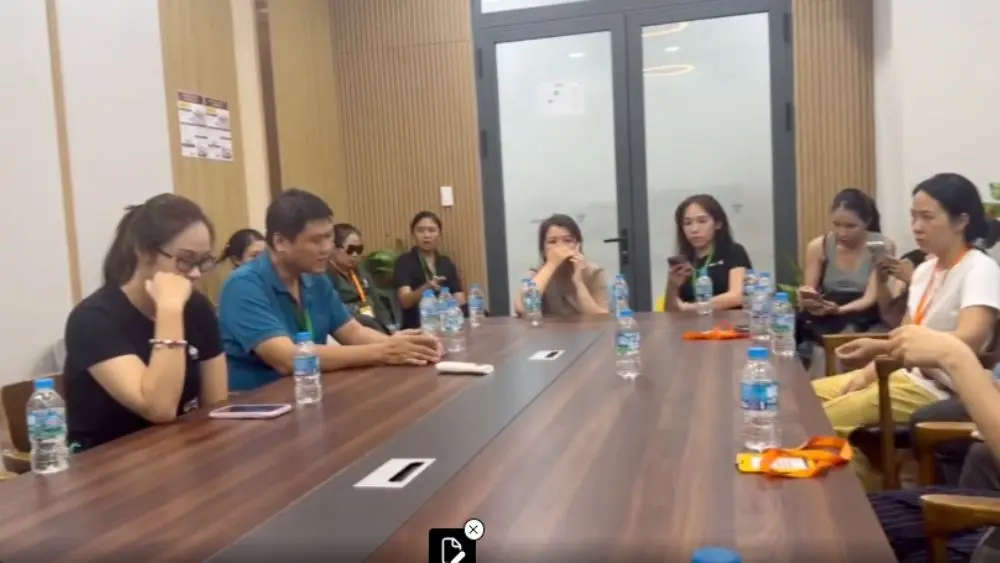 Thông tin mới vụ trường quốc tế PennSchool bất ngờ đóng cửa đúng ngày tựu trường, khiến nhiều phụ huynh tập trung làm việc với nhà trường.