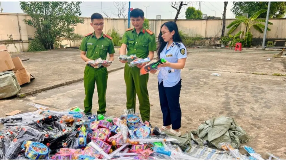 Gần 4.000 đồ chơi trẻ em không rõ nguồn gốc bị tiêu hủy sau khi lực lượng chức năng kiểm tra, xác minh số hàng hóa tại cơ sở kinh doanh.