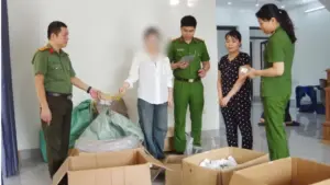 Mua viên nén đông y trôi nổi, Hồ Thị Hoa dán nhãn “lương y” để tiêu thụ, bị công an thu giữ hàng giả là thuốc chữa bệnh.