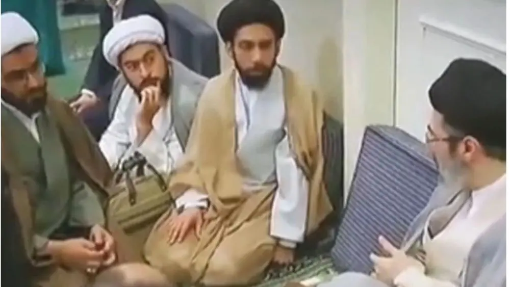 Tân Lãnh tụ Tối cao Iran Mojtaba Khamenei lần đầu xuất hiện trên truyền hình quốc gia, thu hút sự chú ý sau khi nhậm chức.