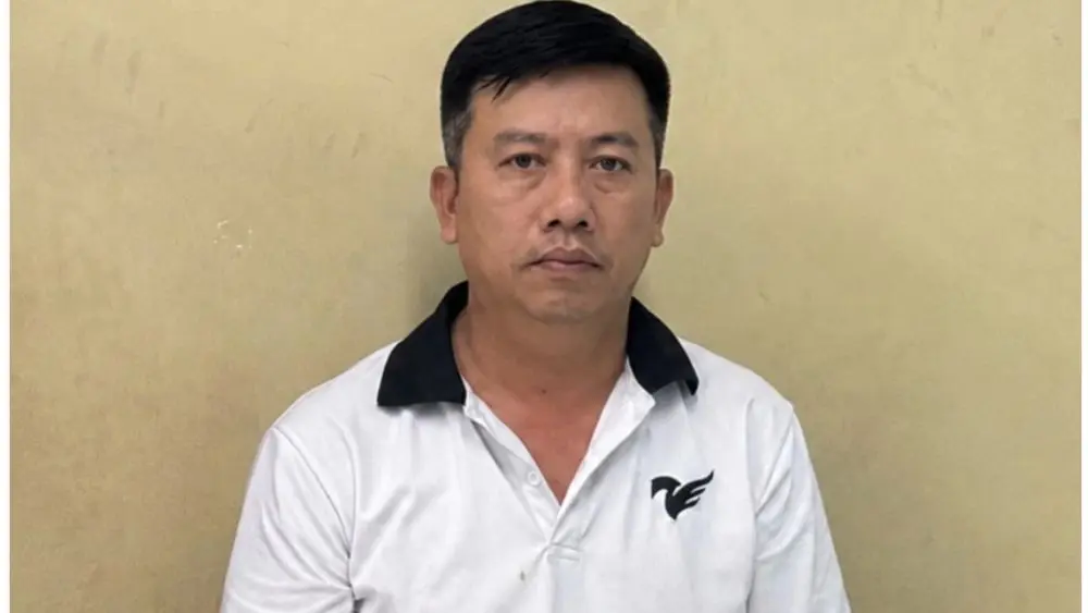 Trưởng ban quản lý chung cư ở TP HCM bị bắt, điều tra hành vi lợi dụng chức vụ để bán trái phép căn hộ tái định cư.