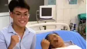 Nam sinh trường y Phạm Tuấn Hùng hỗ trợ cứu người ở biển Hải Hòa, góp phần giúp nạn nhân có cơ hội được sống.
