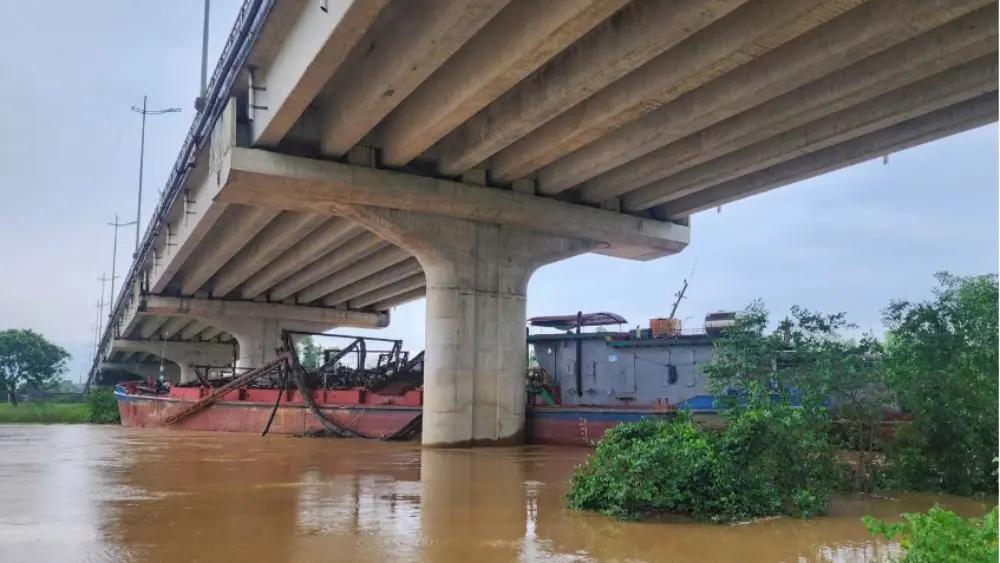 Hai tàu hút cát mắc kẹt dưới chân cầu sông Tào, chắn dòng chảy chính, khiến giao thông đường thủy bị ảnh hưởng.