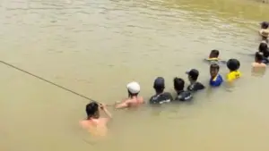 Khẩn trương tìm kiếm bé gái 14 tuổi mất tích tại sông Nông Giang, lực lượng chức năng và gia đình đang nỗ lực tìm kiếm.