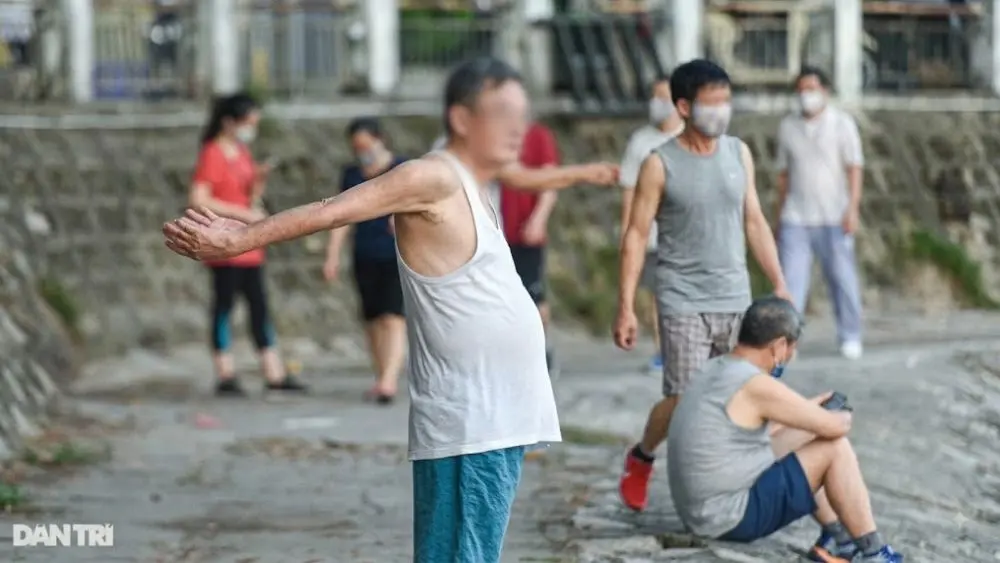 Thay vì ở quê trông cháu, cụ bà 70 tuổi chọn lên Hà Nội làm giúp việc kiếm 8 triệu đồng/tháng để tự tích cóp tiền dưỡng già, giảm gánh nặng cho con.