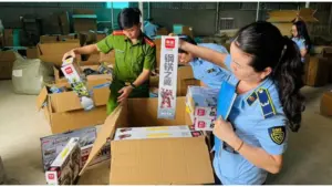 Xác minh nguồn gốc nhiều loại đồ chơi mang tính bạo lực, trong đó lực lượng chức năng kiểm tra, làm rõ nguồn gốc nhóm hàng hóa này.