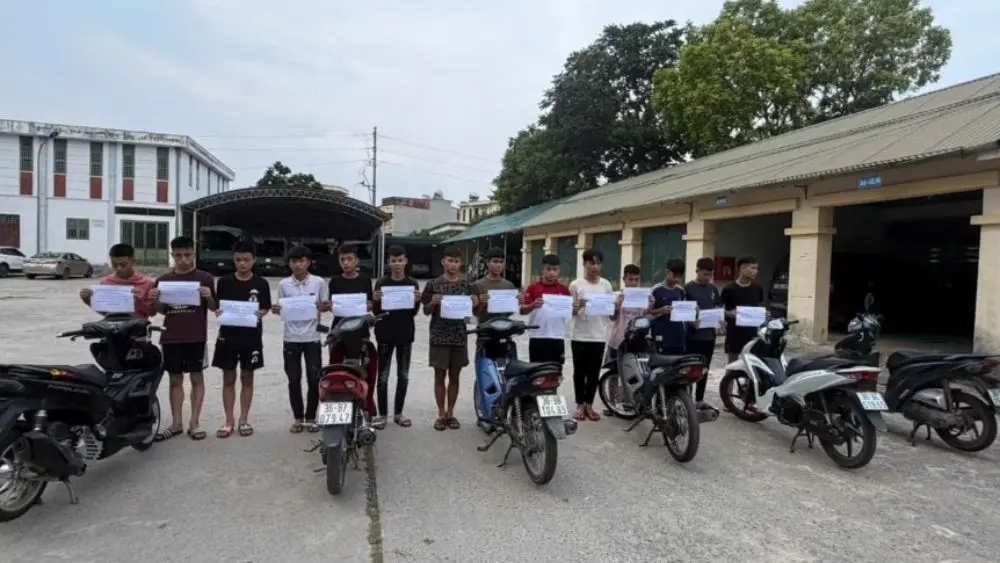 Cảnh sát cơ động kịp thời ngăn chặn vụ hỗn chiến, bắt giữ 14 đối tượng liên quan. Chi tiết vụ việc được cập nhật.