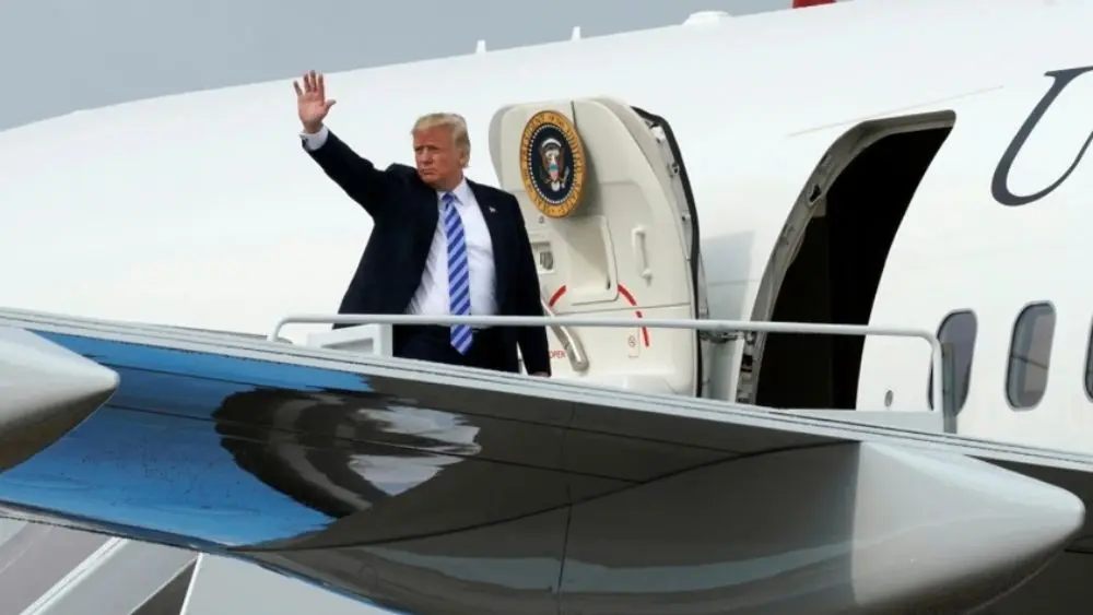 Mỹ phát hiện mối đe dọa tên lửa nhắm vào chuyên cơ chở Tổng thống Trump, làm dấy lên lo ngại về an ninh đối với ông.