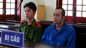 Lương Văn Hưng bị tuyên 12 năm tù vì dùng kéo đâm nhiều nhát vào người phụ nữ sau khi bị đuổi khỏi nhà.