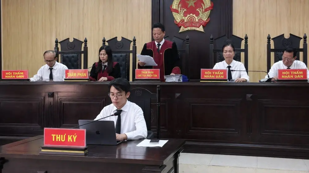 Băng nhóm lừa đảo trúng thưởng chiếm đoạt hơn 1,2 tỷ đồng của 20 bị hại, 19 bị cáo bị đưa ra xét xử và lĩnh án.