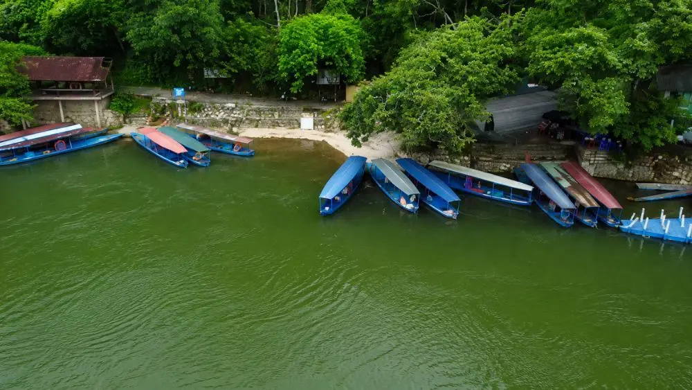 Bến thủy phục vụ du khách tại hồ Ba Bể hoạt động trở lại (58 ký tự)n cảnh quan vùng hồ.