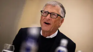 Tỷ phú Bill Gates cảnh báo AI có thể thay thế nhiều công việc trong 10 năm tới, từ việc văn phòng đến một số công việc chân tay.